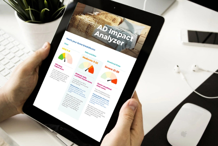 Bild, das Hände zeigt, die ein Tablet halten, auf dessen Bildschirm der Neurodermitis Selbsttest angezeigt wird.